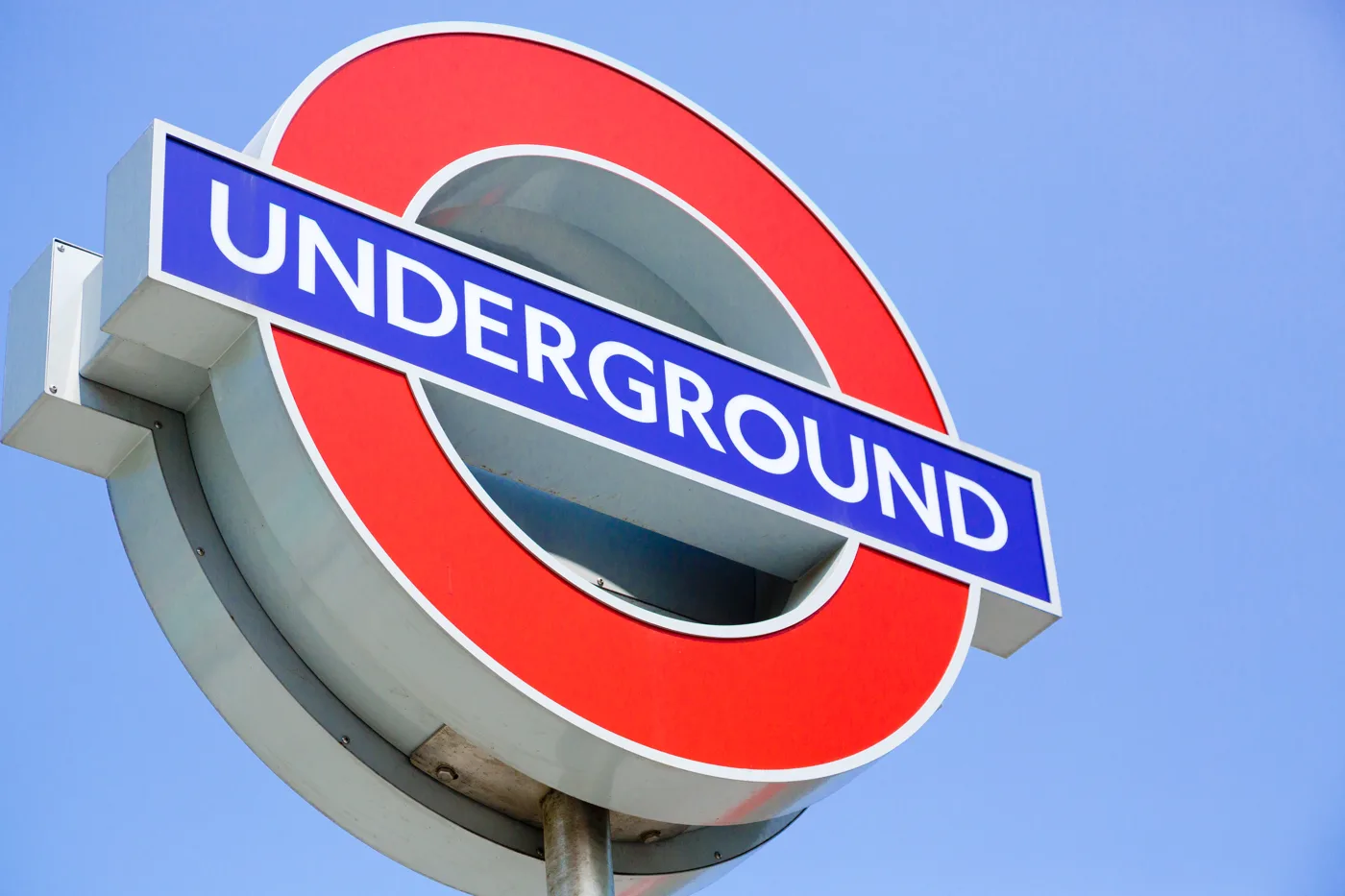 A London Underground roundel sign